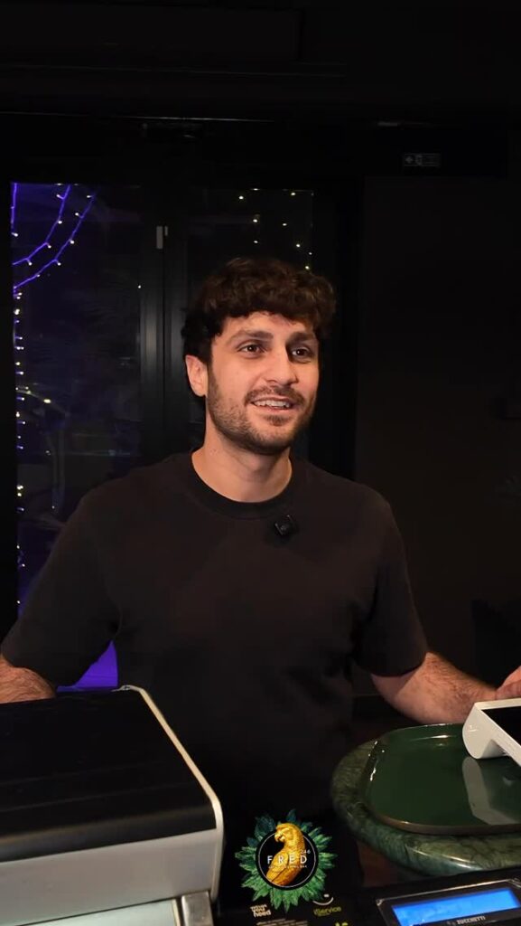 Da Fred Café può succedere di tutto..
-
#fredcafe #viralvideo #localeroma #cockt...