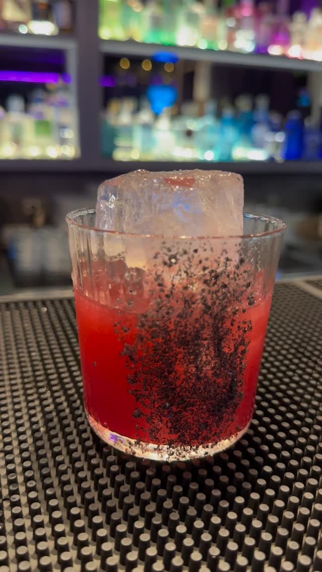 Red moon: un viaggio notturno con gin cristallino, freschezza citrica e dolce pr...