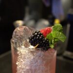 La mora è il terzo cocktail della nostra nuova drinklist!
Il nostro Gianluca ha …