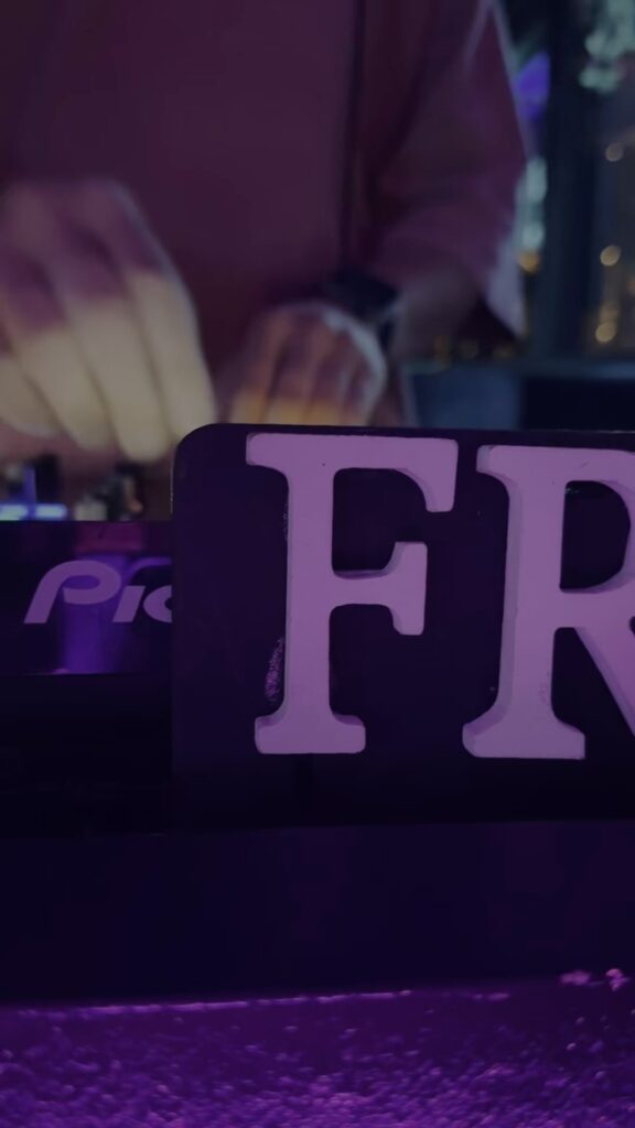 NON SAI DOVE FESTEGGIARE?

Da noi puoi:
 
Riservare la tua sala privata per fest...