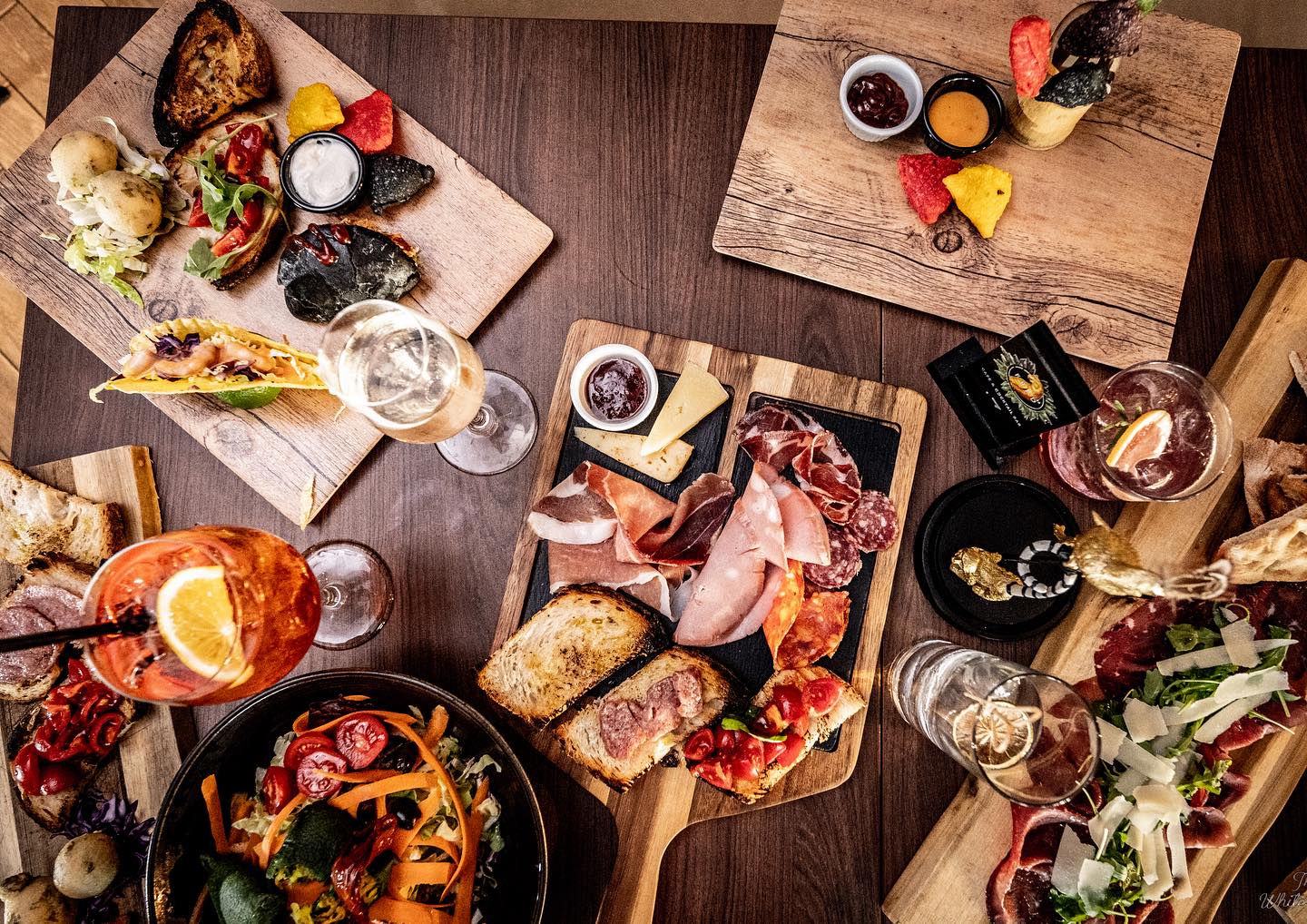 Esplora l’atmosfera accogliente di Fred 246

Gli aperitivi sono un’arte senza ec...