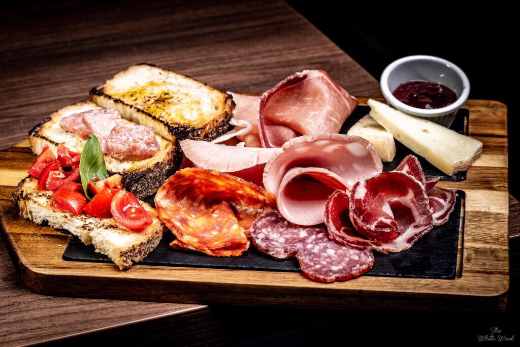 Esplora l’atmosfera accogliente di Fred 246

Gli aperitivi sono un’arte senza ec...