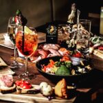 Esplora l’atmosfera accogliente di Fred 246

Gli aperitivi sono un’arte senza ec…