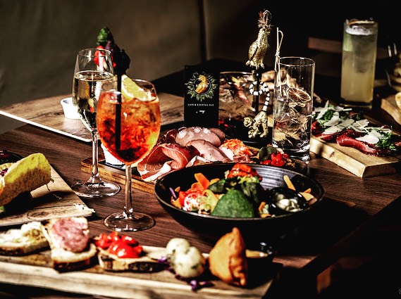 Esplora l’atmosfera accogliente di Fred 246

Gli aperitivi sono un’arte senza ec...