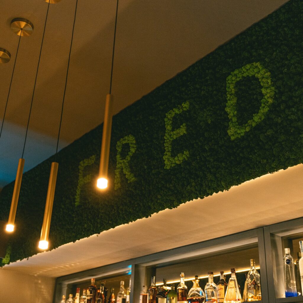 La classe non è acqua ma GIN TONIC!

Vi aspettiamo tutti i giorni fino le 2.00...