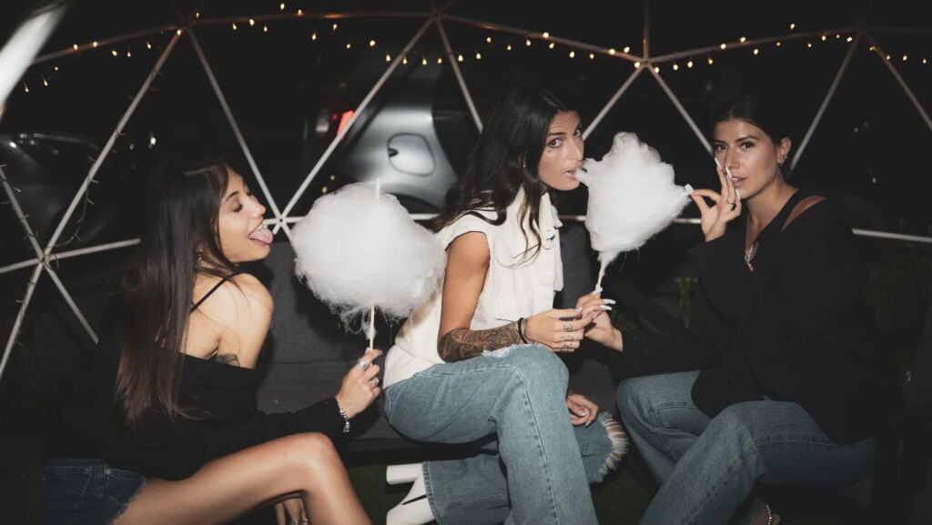 L'azione non sempre porta felicità, ma non c'è felicità senza azione.

Questo é ...