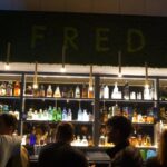 Nella movida nulla è fermo e stabile, ci si muove come in una iridescente bolla …