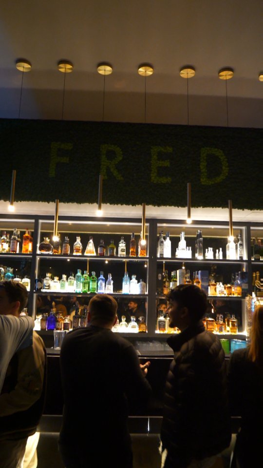 Nella movida nulla è fermo e stabile, ci si muove come in una iridescente bolla ...