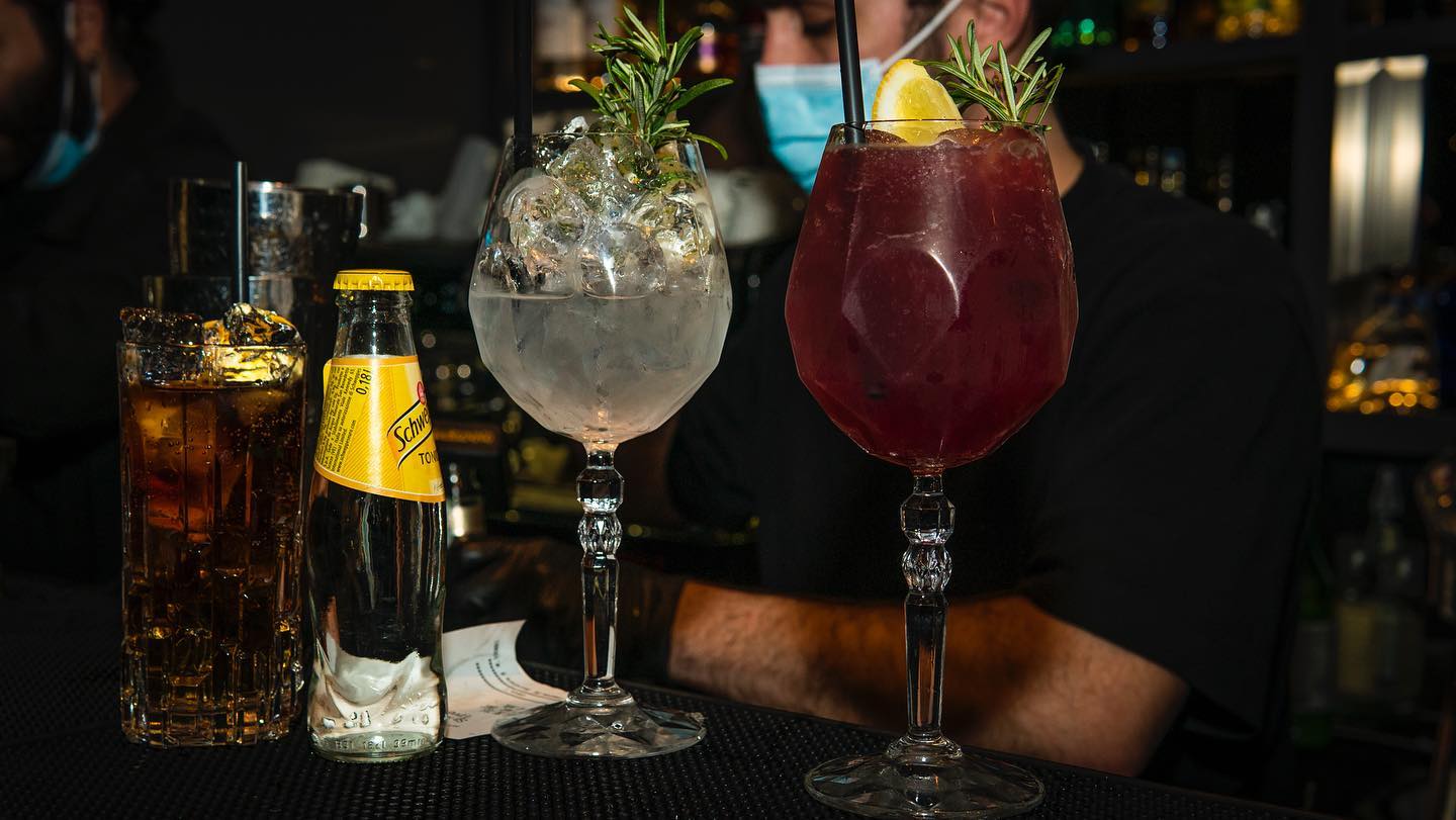 Chi beve solo acqua ha un segreto da nascondere. 

Tutti i giorni vi aspettiamo ...