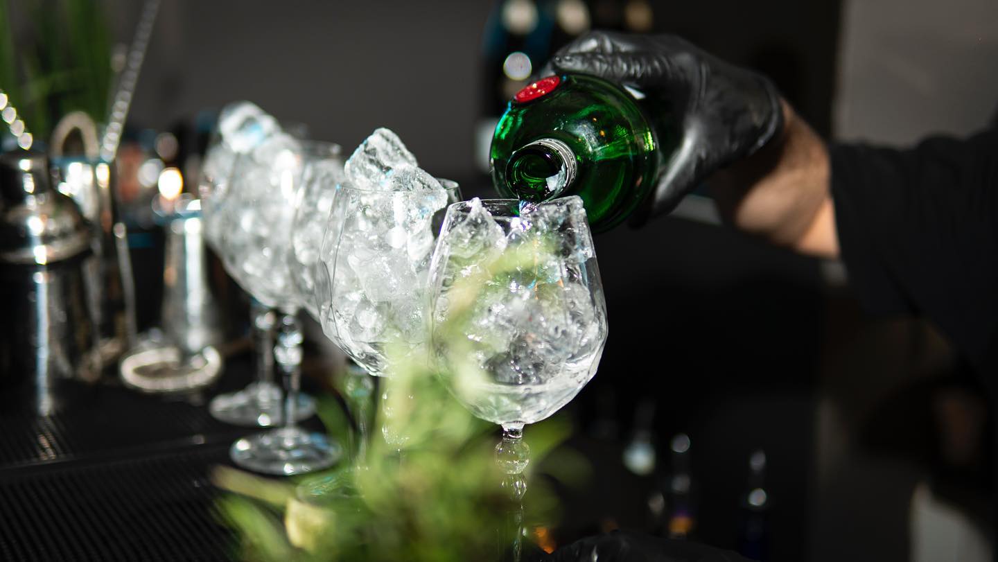 Chi beve solo acqua ha un segreto da nascondere.

Vi aspettiamo questa sera con ...