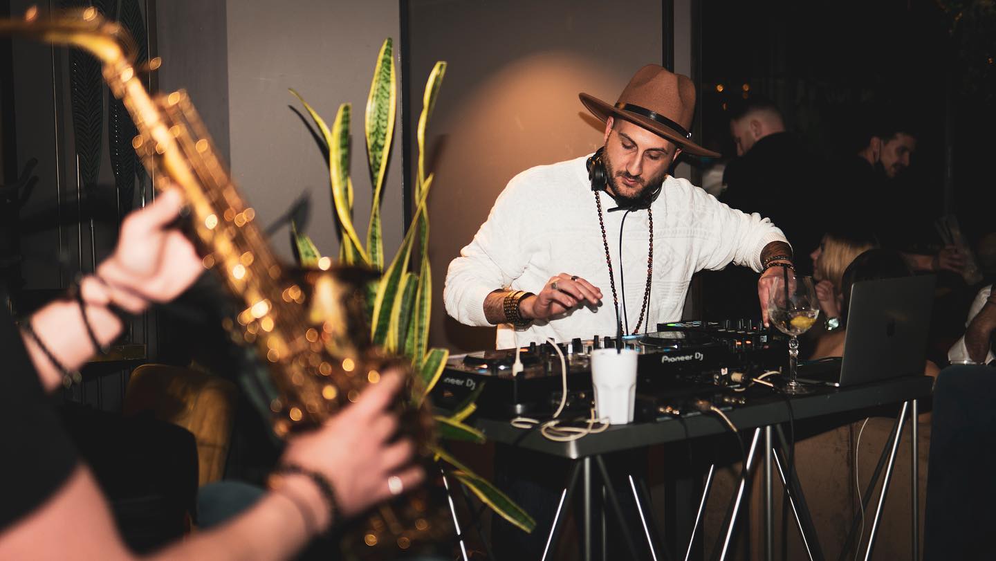 Vi aspettiamo tutte le sere con tante novità!

Cocktail bar • dinner • music 

v...