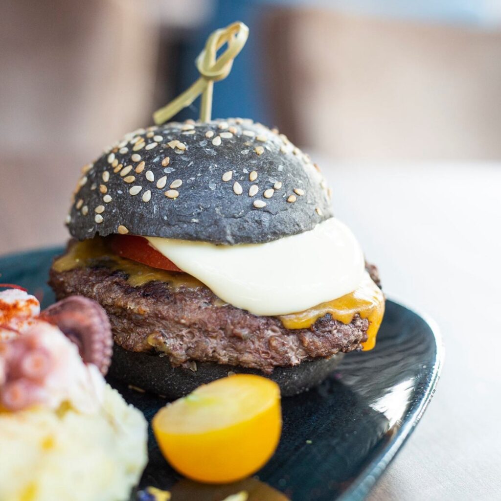Perché limitarsi a mangiare un hamburger generico in uno dei tanti fast food qua...