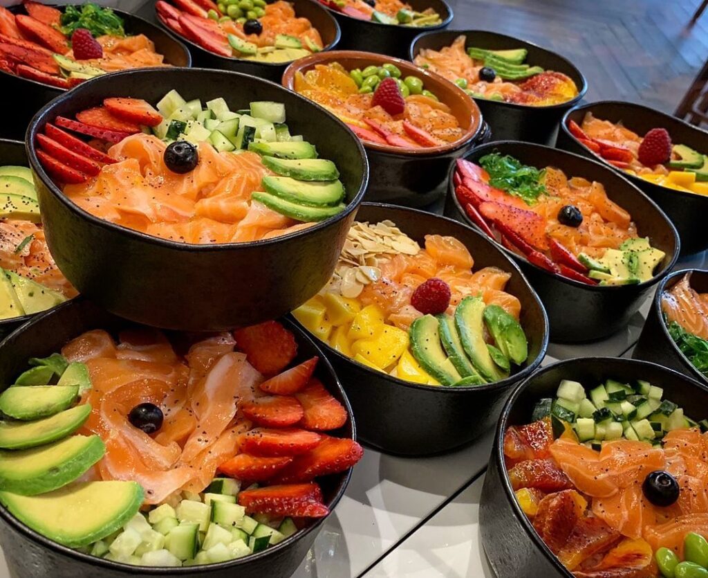 Gustosa, colorata, sfiziosa, sana e divertente.. la nostra pokè bowl vi aspetta ...