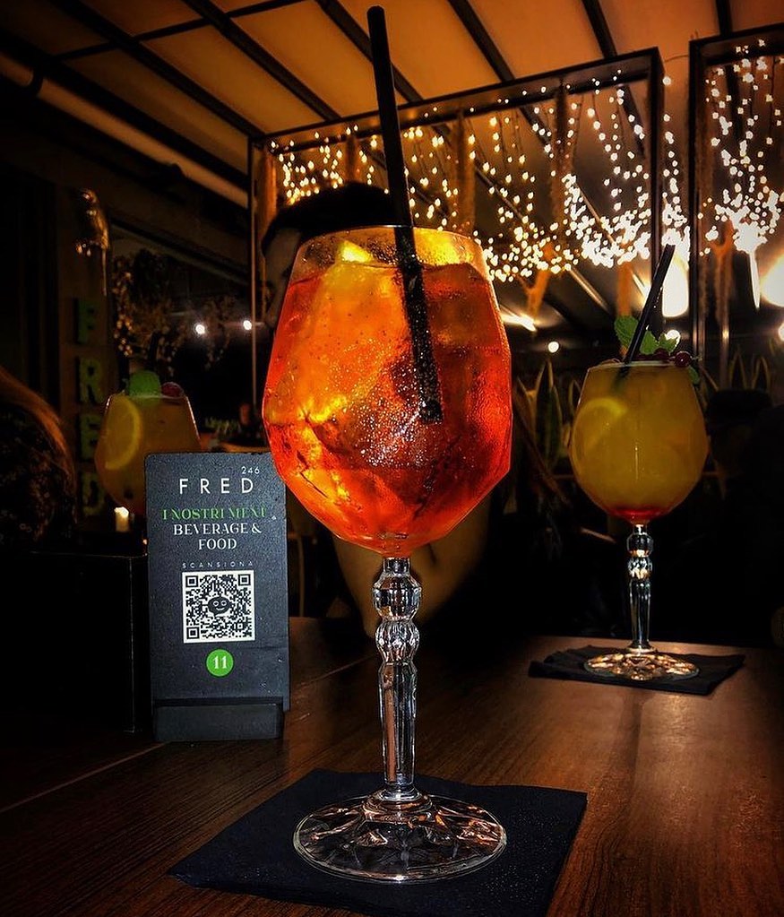 Fred ti aspetta per un buon cocktail, perché qui è sempre l’ora dell’aperitivo...