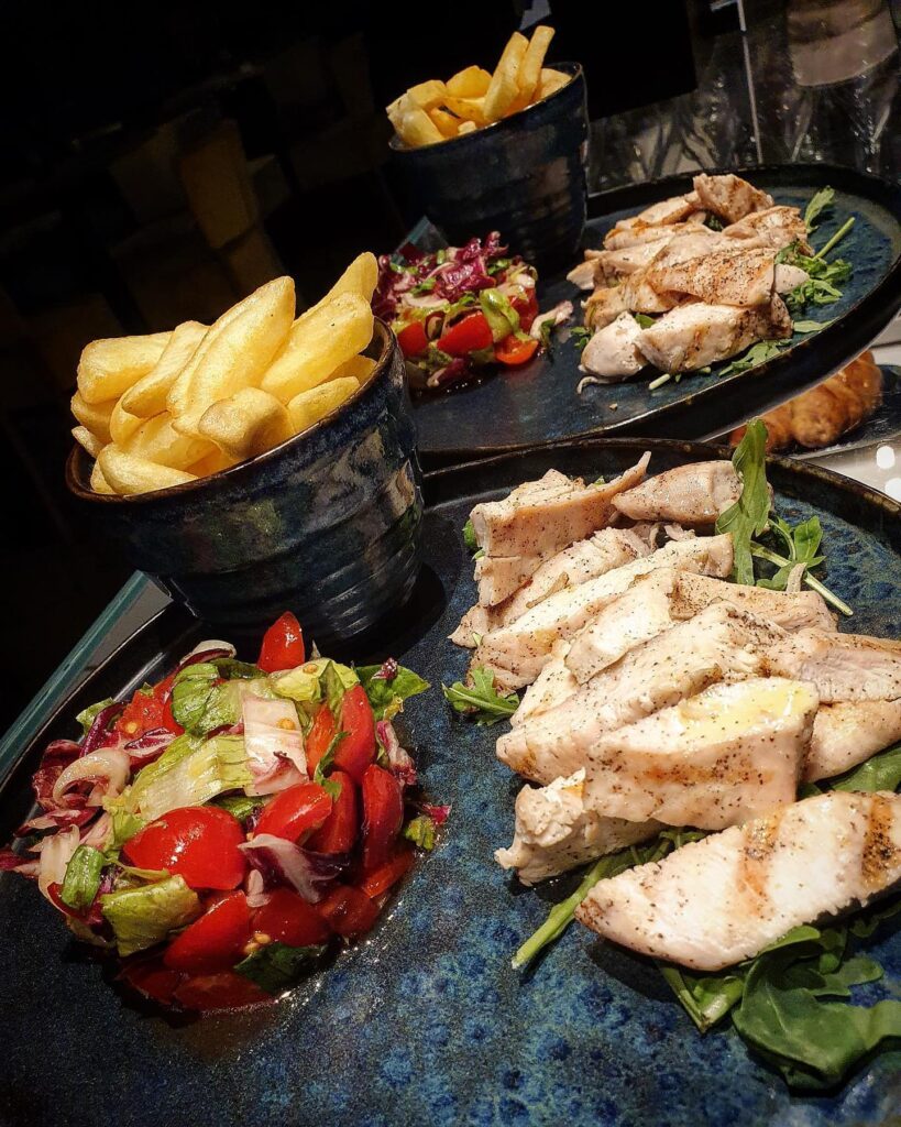 Tagliata di pollo o manzo con contorno di verdure e patatine fritte!! #fred246ca...