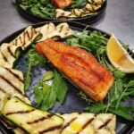 Salmone alla griglia su letto di rucola con contorno di zucchine grigliate.. per…