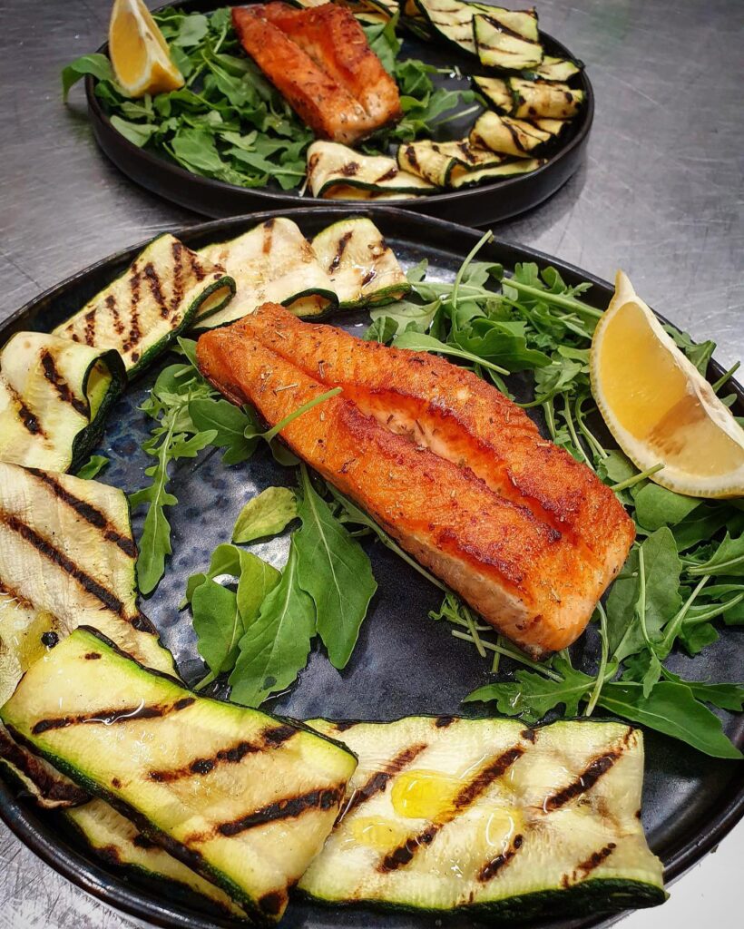 Salmone alla griglia su letto di rucola con contorno di zucchine grigliate.. per...