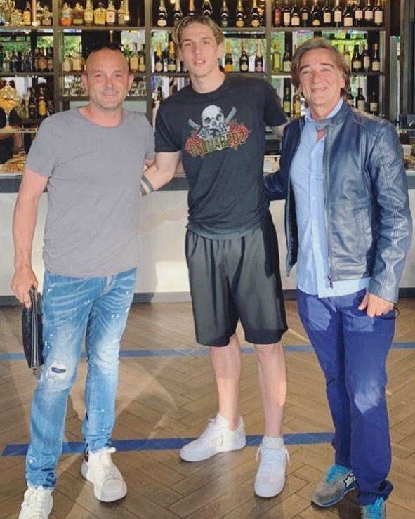 Fred la casa dei campioni. Oggi è passato a trovarci @nicolozaniolo  Vi aspetti...