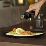 Toast con salmone, avocado e olio extra vergine d’oliva. Sono questi gli ingredi…