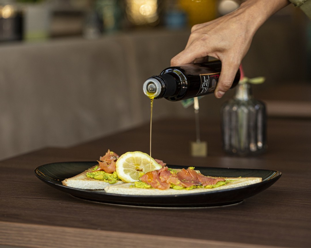 Toast con salmone, avocado e olio extra vergine d’oliva. Sono questi gli ingredi...