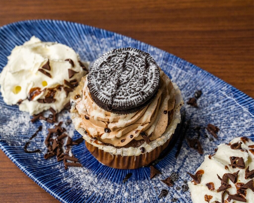 Voglia di cose golose  #Fred246cafe  . 
#aperitivoroma #casalpalocco #cupcakelov...