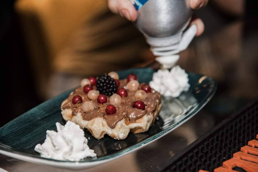 Chi è in calo di zuccheri?  Arriva il waffle di #Fred246cafe con cioccolata, pra...