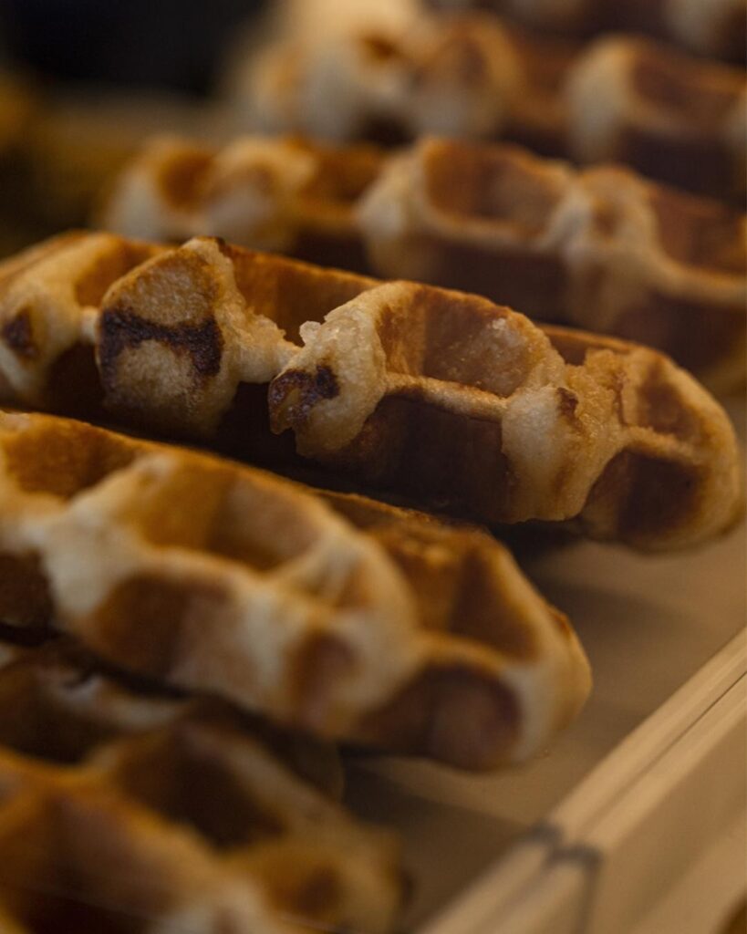 Il weekend inizia bene con i nostri waffle caldi che puoi condire con frutta o c...