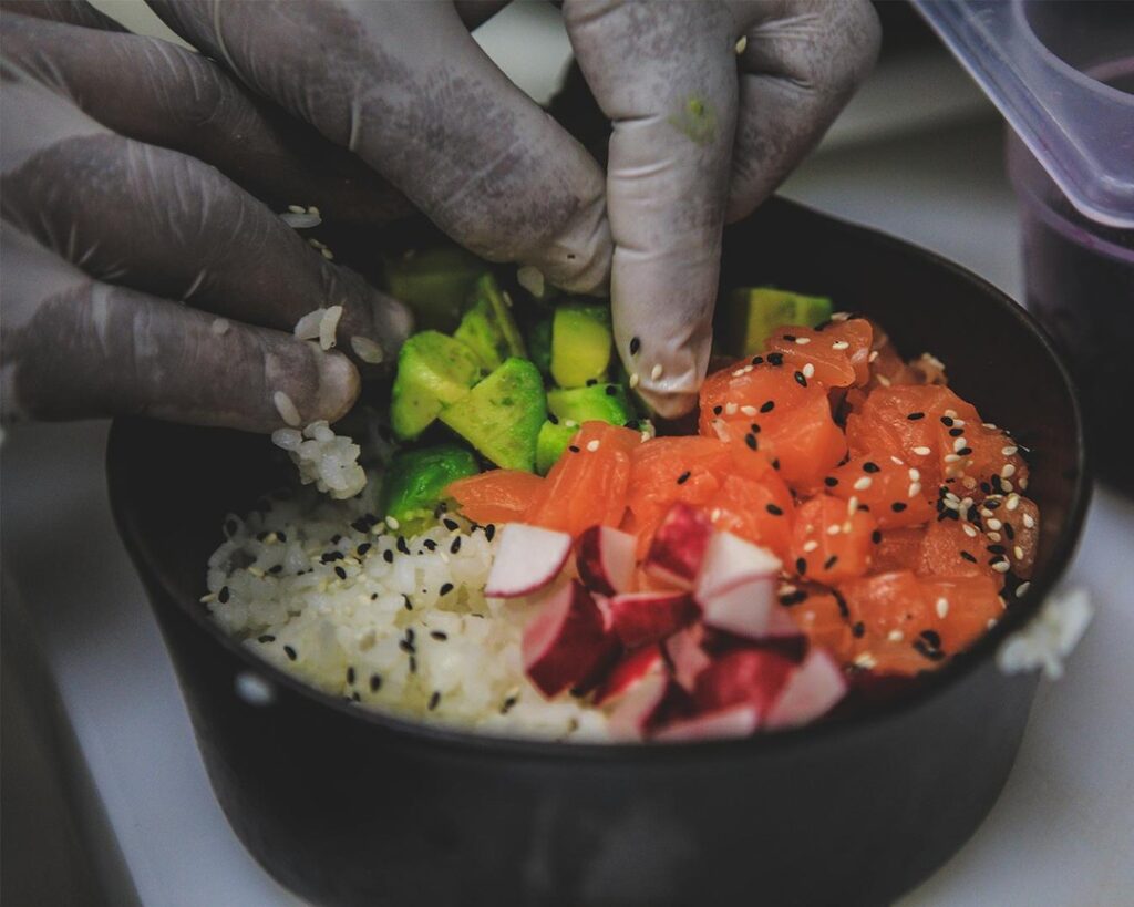 In preparazione i nostri nuovi Pokè Bowl con riso e pesce sempre fresco per un p...