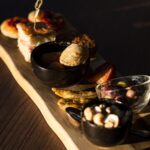 L’ora del tramonto accompagnata dal tagliere ricco di stuzzichini caldi e freddi…