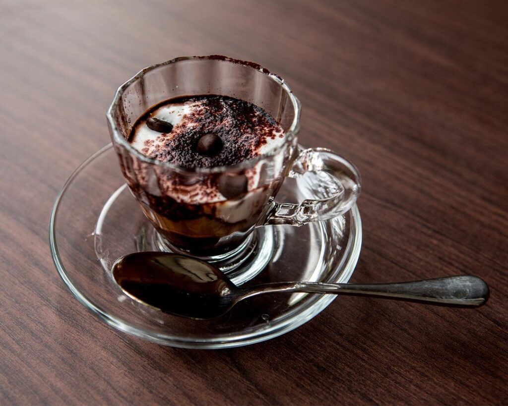I tre strati di bontà: Caffè, schiuma di latte e polvere di cacao  #Marocchino #...