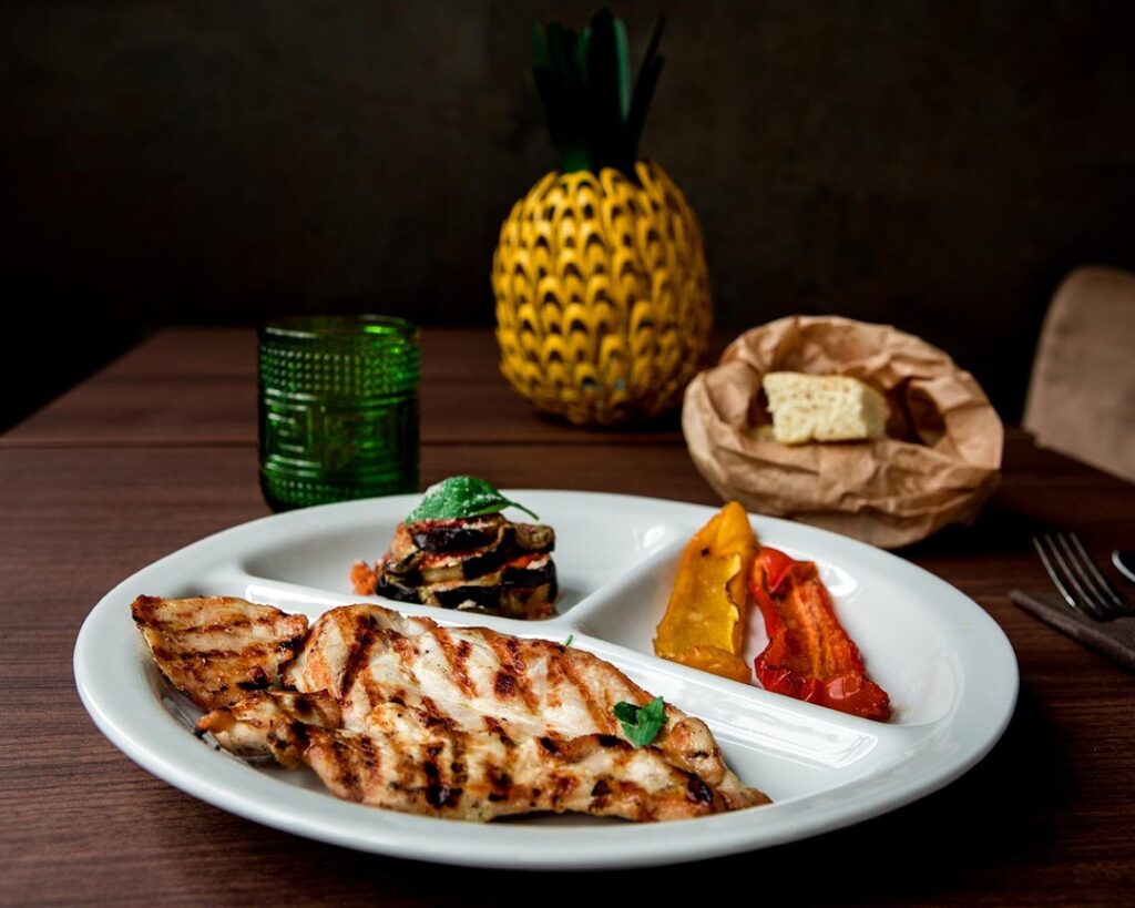 Pranzo Light: Petto di pollo alla piastra, melanzane e peperoni di contorno 
#Fr...