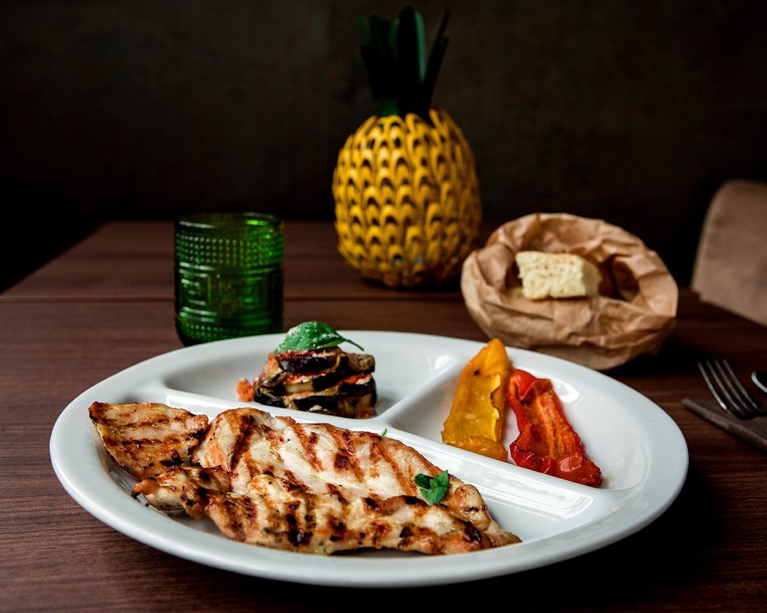 Pranzo Light: Petto di pollo alla piastra, melanzane e peperoni di contorno 
#Fr...