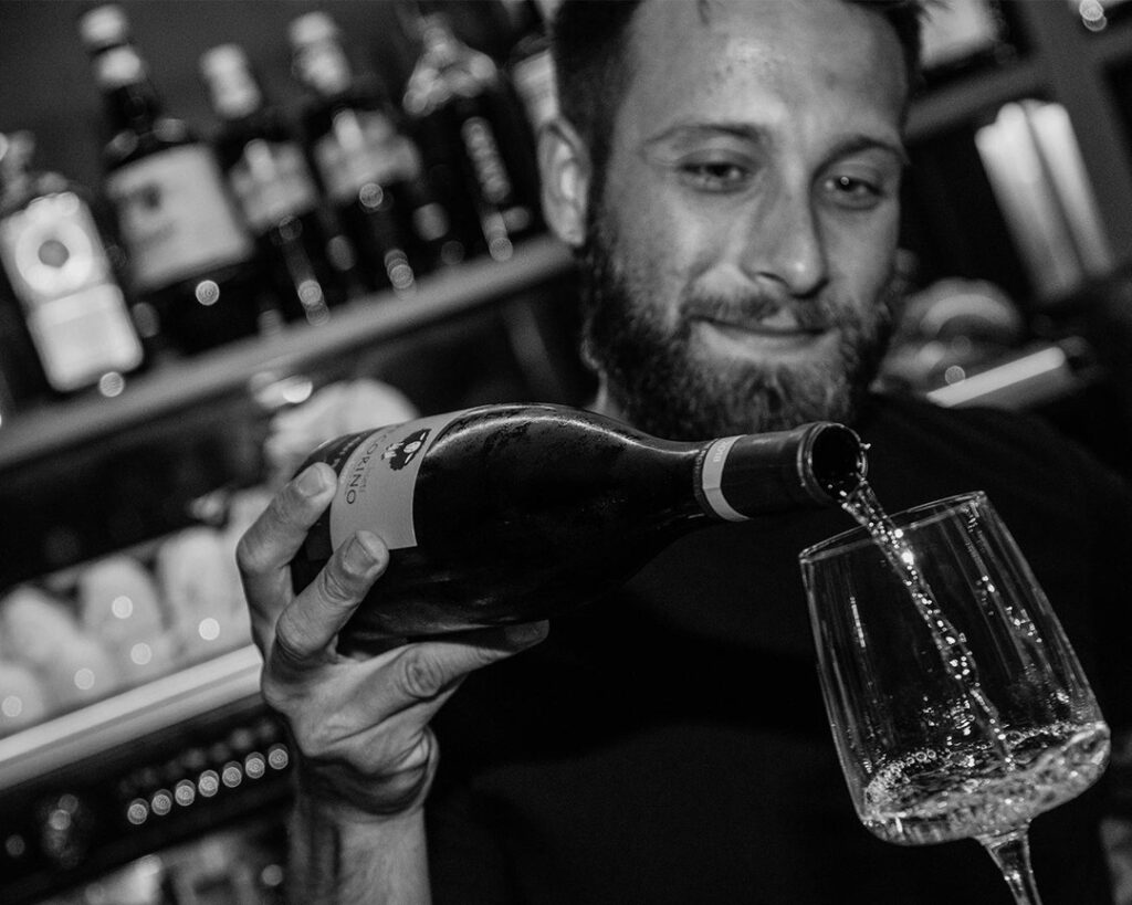 Brutto il rientro dalle vacanze? Rilassati da Fred, il barman ti farà tornare il...