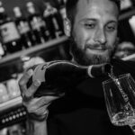 Brutto il rientro dalle vacanze? Rilassati da Fred, il barman ti farà tornare il…