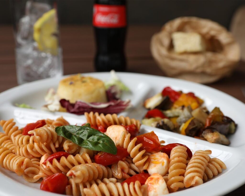 Oggi pranzo da Fred  Pasta fredda con pomodorini, sformato di merluzzo con conto...