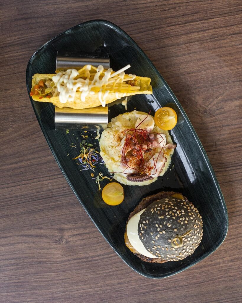 Ci sei per l’aperitivo di oggi? Mini hamburger, tacos di pollo e  insalata di po...