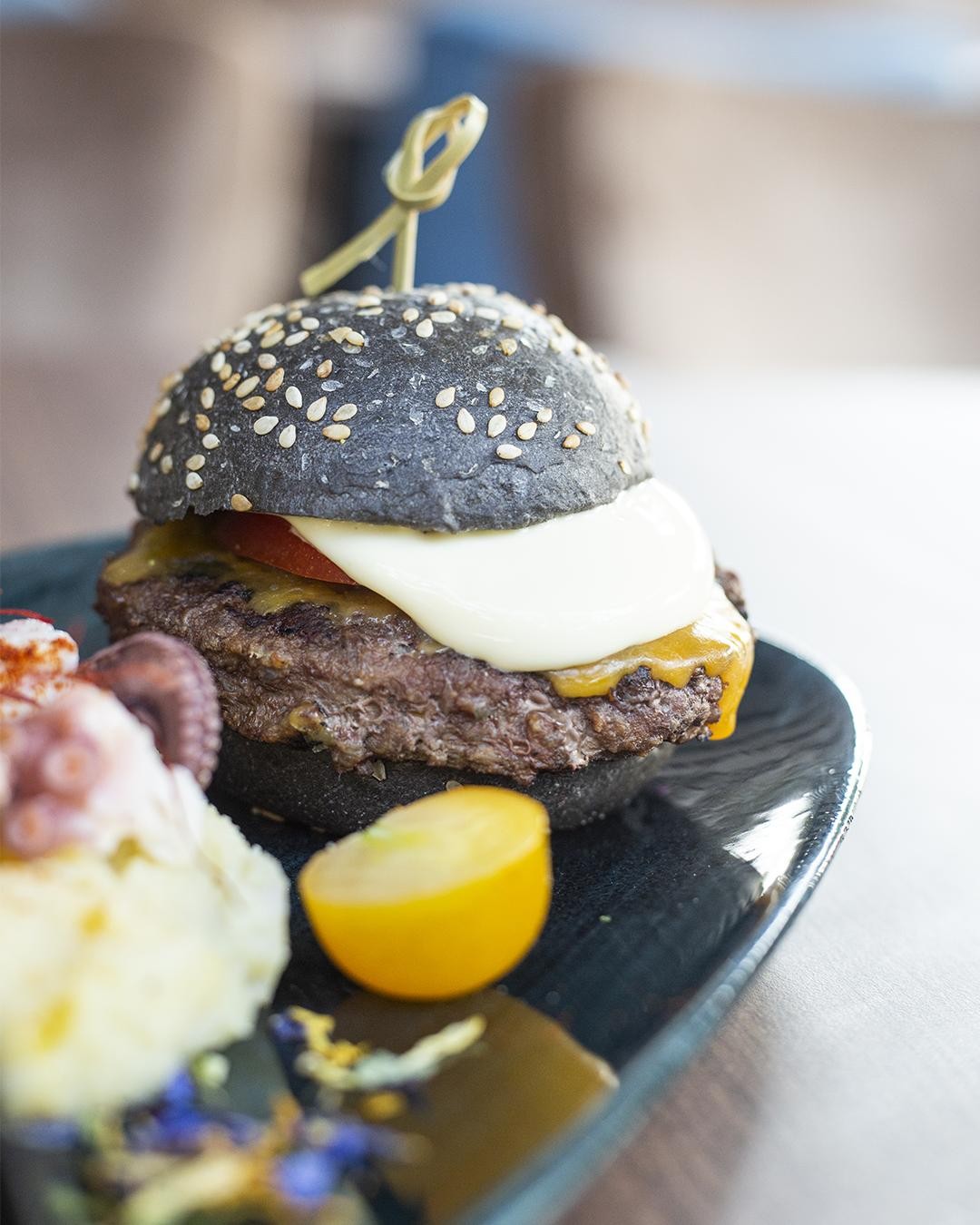 Mai provati i mini hamburger al carbone vegetale? Gusto concentrato ed effetto s...